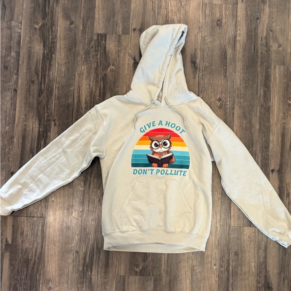 Gildan Tops - Gildan Cream Hoodie with Owl Graphic